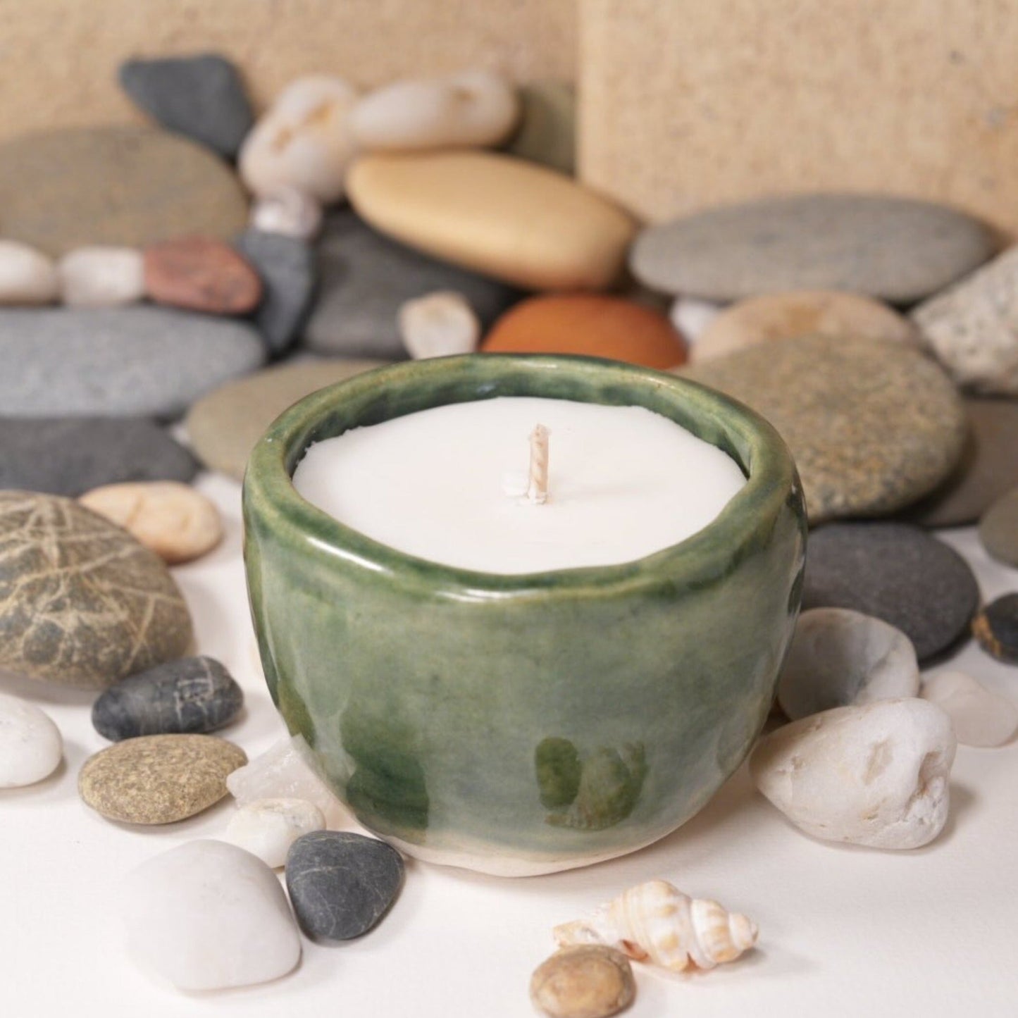 Ceramic candle pot in green high glaze scented in Rose Geranium