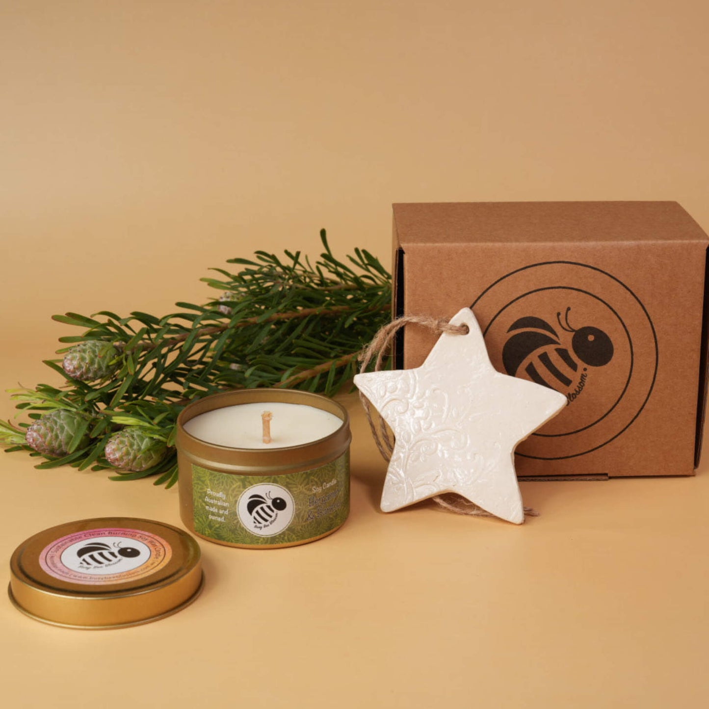 Candle gift set with ceramic star in white with swirls