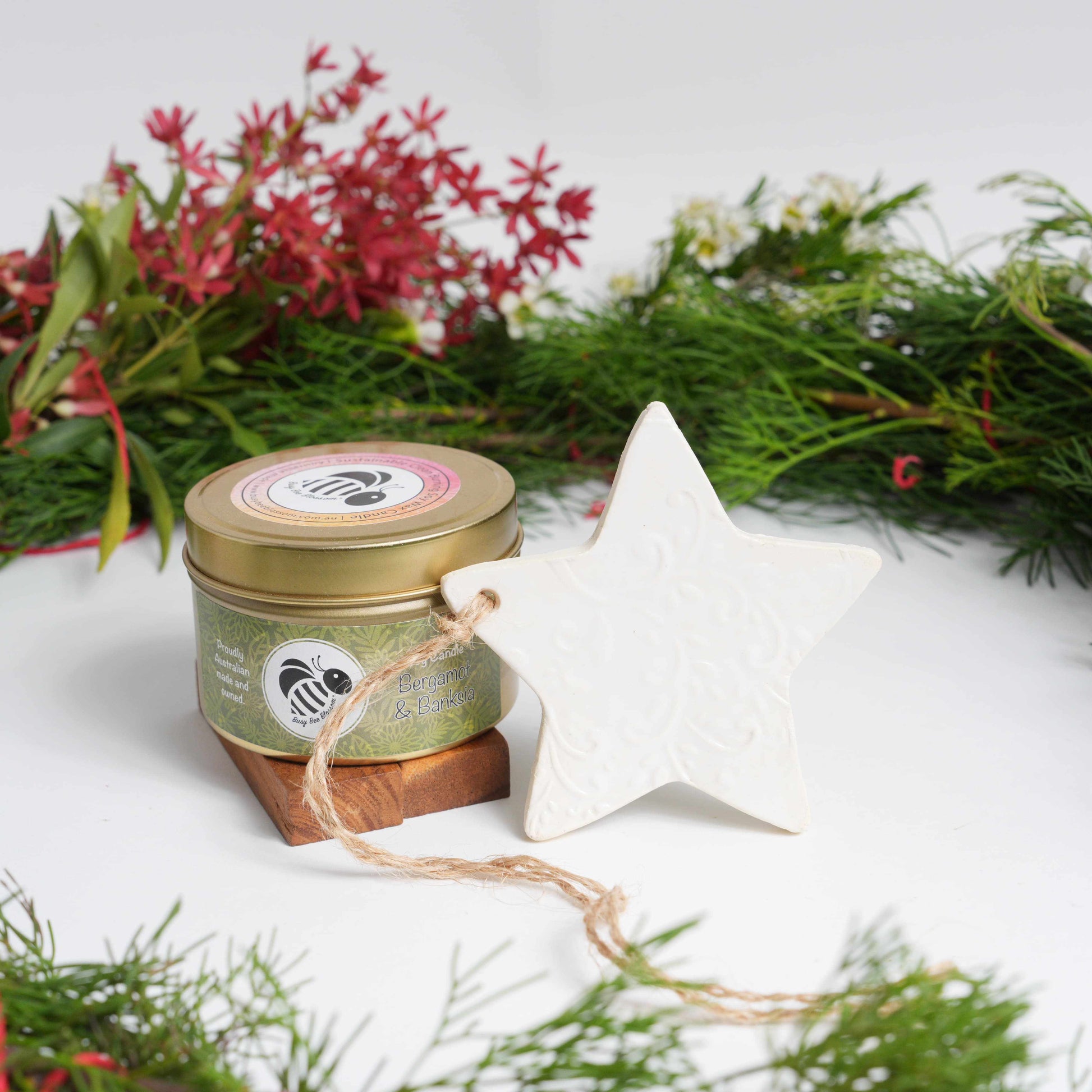 Soy container candle with ceramic star and Christmas wreath